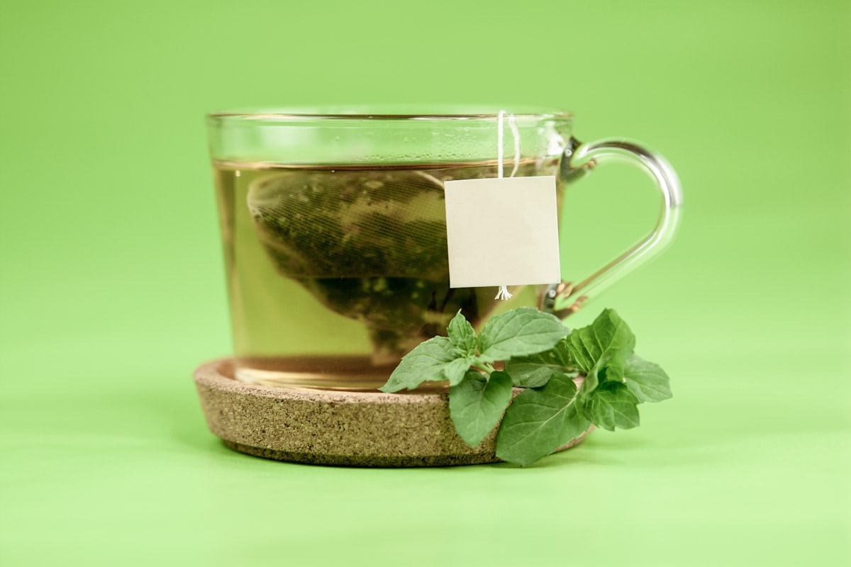 Tasse mit dampfendem Kräutertee