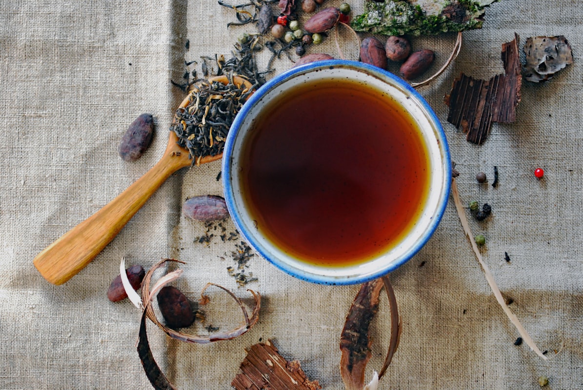 Wellness-Arrangement mit Kräutern und Kerze